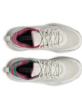 Championes de básquetbol Under Armour Curry 3Z7 en color beige, confeccionados con una combinación de gamuza y malla transpirable. Presentan un diseño de caña media con refuerzo interno en el mediopié, mediasuela UA Micro G para mayor respuesta y suela de goma con patrón de tracción anatómico. Incluyen detalles internos estampados en el cuello.