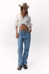 Pantalón de jean celeste, de tiro medio y corte wide leg.