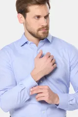 Camisa celeste de manga larga con cuello clásico y cierre con botones.