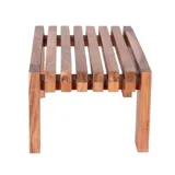 Taburete de madera de acacia color marrón claro, con asiento de listones y patas rectas. Ideal para decoración.