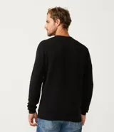 Suéter negro de tejido de punto maquinetado con cuello redondo y manga larga.