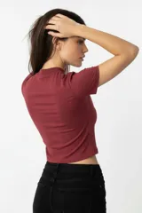 Remera de algodón y elastano, de corte ajustado al cuerpo, con cuello alto y mangas cortas.