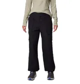 Pantalón cargo negro de corte recto y tiro medio. Presenta múltiples bolsillos laterales y traseros, cintura con cierre de botón y bragueta, y diseño funcional con costuras reforzadas.