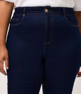Pantalón skinny de jean en color azul marino, de tiro alto y corte ajustado. Presenta bolsillos delanteros y traseros, trabillas en la cintura y cierre de botón y cremallera.