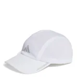 Gorra deportiva Adidas de malla transpirable, color blanco, con logo reflectante en el frente y detalle reflectante en la visera.