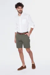Bermuda clásica color beige con bolsillos laterales y traseros, confeccionada en algodón con spandex.