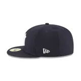 Gorro New Era 59Fifty de los New York Yankees, color azul marino con logo bordado en blanco.