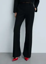 Pantalon de vestir negro de corte acampanado y tiro alto. Presenta trabillas para cinturón, bolsillos laterales y costuras decorativas frontales.