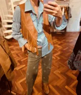 Chaleco de cuero ovino italiano color marrón, con flecos hechos a mano y corte boho chic.