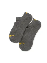 Medias cortas de color gris, con diseño de corte bajo. Presentan el nombre de la marca en amarillo sobre los dedos y un pequeño detalle triangular amarillo en la parte posterior del tobillo. Cuenta con suela acolchonada y soporte en el arco.