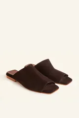 Sandalias tipo sueco Mulan de cuero gamuzado marrón, con taco plano bajo y puntera cuadrada.