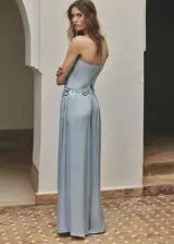 Pantalón largo de tiro alto, diseño recto y fluido, color celeste, con bolsillos laterales y cintura ajustable.