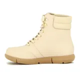 Bota casual acordonada color crema, con suela marrón, detalles acolchados en el tobillo y ojales dorados.