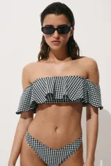 Top de bikini strapless con volado ancho y diseño a cuadros vichy en blanco y negro.