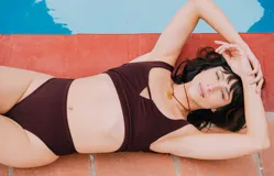 Bombacha de bikini de tiro alto color bordó, sin costuras y fabricada con lycra texturizada.