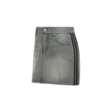 Pollera minisa de denim gris con efecto desteñido, con las tres tiras características de Adidas en negro a los costados.