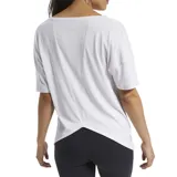 Remera deportiva blanca de mujer, con escote en V, mangas cortas y logo Reebok Vector en el ruedo.