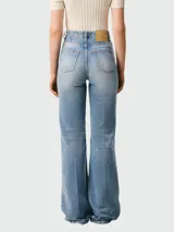 Pantalón de jean de tiro alto, color celeste claro con efecto desgastado y corte acampanado (wide leg).