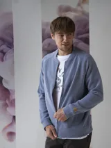 Campera bomber con cierre completo, color azul marino.