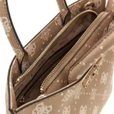 Cartera tipo tote de la marca Guess, modelo Emelie, en color marrón con estampado de monograma y detalles en tono dorado. Cuenta con dos asas superiores, correa ajustable y extraíble, y cierre superior.