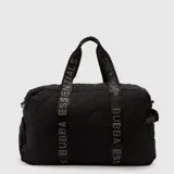 Bolso deportivo tipo duffle color negro, con diseño acolchado de rombos. Cuenta con correas de mano y correa de hombro ajustable, ambas con el logo de la marca y coordenadas estampadas.