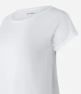 Remera de manga corta Get Over, confeccionada en microfibra con textura de micro-cuadros y escote redondo. Presenta un diseño versátil y ligero, ideal para actividades deportivas o uso casual.