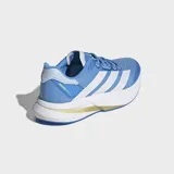 Championes de running Adidas Duramo Speed 2, color azul con las icónicas tres tiras laterales en blanco. Presentan una suela con tecnología Lightstrike para mayor amortiguación y detalles en amarillo pálido en la mediasuela.