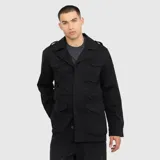 Chaqueta estilo militar de corte recto, color negro, con cuello camisero, cierre frontal oculto, charreteras en los hombros y cuatro bolsillos frontales con solapa.
