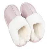 Pantufla cerrada de gamuza gris con interior y borde de peluche blanco, suela de goma antideslizante.