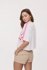 Short de tiro medio color tostado, calce ajustado, con bolsillos delanteros amplios y trabillas para cinturón.