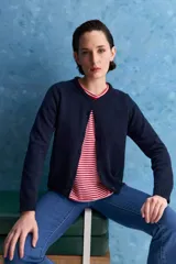 Cardigan de calce regular confeccionado en tejido de algodón y acrílico, color azul marino. Presenta cuello redondo, abertura frontal con botones y mangas largas con detalle de tejido en los hombros. Se completa con terminaciones acanaladas en puños y ruedo.