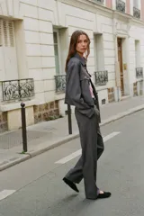 Pantalón de tiro alto con diseño de pernera recta y pinzas delanteras. Cuenta con bolsillos frontales, falsos bolsillos de vivo en la parte trasera y cierre frontal con cremallera, botón interior y gancho.