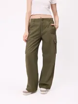 Pantalon cargo de corte recto y holgado, color verde oliva, con bolsillos laterales tipo cargo y cierre frontal con botón y cremallera.
