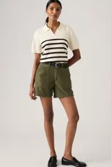 Short de gabardina color verde militar, con bolsillos frontales tipo parche y trabillas para cinturón.