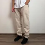 Pantalon de gabardina en color beige, con corte recto y diseño clásico de cinco bolsillos.