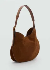 Bolso tipo hobo color marrón de gamuza con logo estampado y asa de hombro ajustable.
