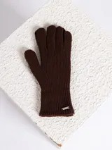 Guantes de punto acanalado en color gris, con detalle de placa metálica pequeña en la muñeca.