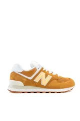 Championes deportivos New Balance modelo 574, color verde con detalles en gris y blanco, confeccionados en gamuza y malla, con el logotipo "N" característico en los laterales y entresuela ENCAP.