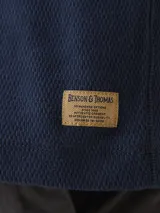 Campera de abrigo tipo fleece color burdeos con detalles en azul marino. Tiene cuello alto, cierre frontal y bolsillos laterales con cierre.