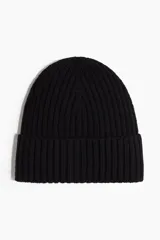 Gorro beanie de punto acanalado con diseño de doblez, confeccionado en tejido suave.