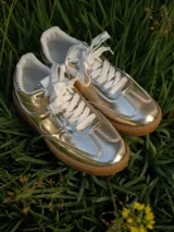 Championes urbanos Champion modelo Eva, color dorado, con cordones blancos y suela marrón.