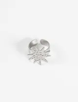 Anillo plateado ajustable de acero quirúrgico hipoalergénico, con diseño de estrella texturizada.