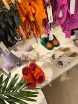 Sandalias de diseño cruzado con capellada de neopreno, suela de goma y plantilla de poliuretano. Disponibles en varios colores vibrantes.