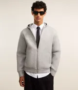 Campera bomber con capucha confeccionada en tejido técnico estructurado. Presenta cierre frontal con cremallera, bolsillos laterales y puños y cintura con elástico. Diseño versátil de corte estándar.