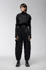 Buzo crop de estilo deportivo color negro, con cuello alto, argolla metálica decorativa en el pecho y mangas largas con diseño de guante integrado.