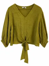 Blusa verde pistacho de lino, con escote en V, mangas tres cuartos abullonadas con puños elásticos y detalle de nudo en el frente.