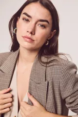 Blazer oversize con estampado de cuadros en tonos marrones y beige.