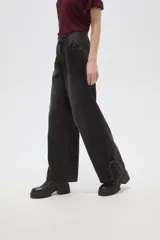 Pantalon de jean de corte recto y tiro medio, con detalle de ajuste mediante lazos en los tobillos.