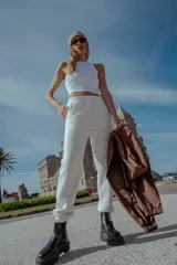 Pantalón de jogging color crudo, confeccionado en frisa, con bolsillos laterales, cintura y botamanga elastizadas.