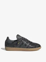Zapatillas Adidas Samba OG para mujer, color gris con estampado de piel de serpiente y las tres tiras clásicas en gris.